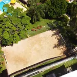Belíssima Casa com extensa área externa - piscina, sauna, churrasqueira e campo de futebol - com 5 suítes e a 500 metros da Rua das Pedras