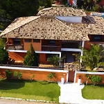 Belíssima Casa com extensa área externa - piscina, sauna, churrasqueira e campo de futebol - com 5 suítes e a 500 metros da Rua das Pedras