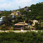 Belíssima Casa com extensa área externa - piscina, sauna, churrasqueira e campo de futebol - com 5 suítes e a 500 metros da Rua das Pedras