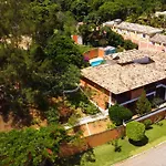 Belíssima Casa com extensa área externa - piscina, sauna, churrasqueira e campo de futebol - com 5 suítes e a 500 metros da Rua das Pedras