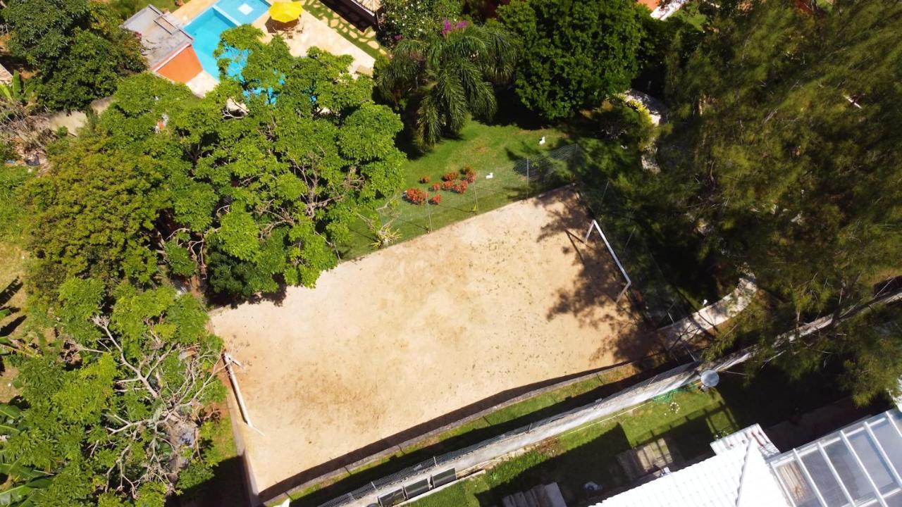 Belíssima Casa Com Extensa área Externa - Piscina, Sauna, Churrasqueira E Campo De Futebol - Com 5 Suítes E A 500 Metros Da Rua Pedras Сasa de vacaciones