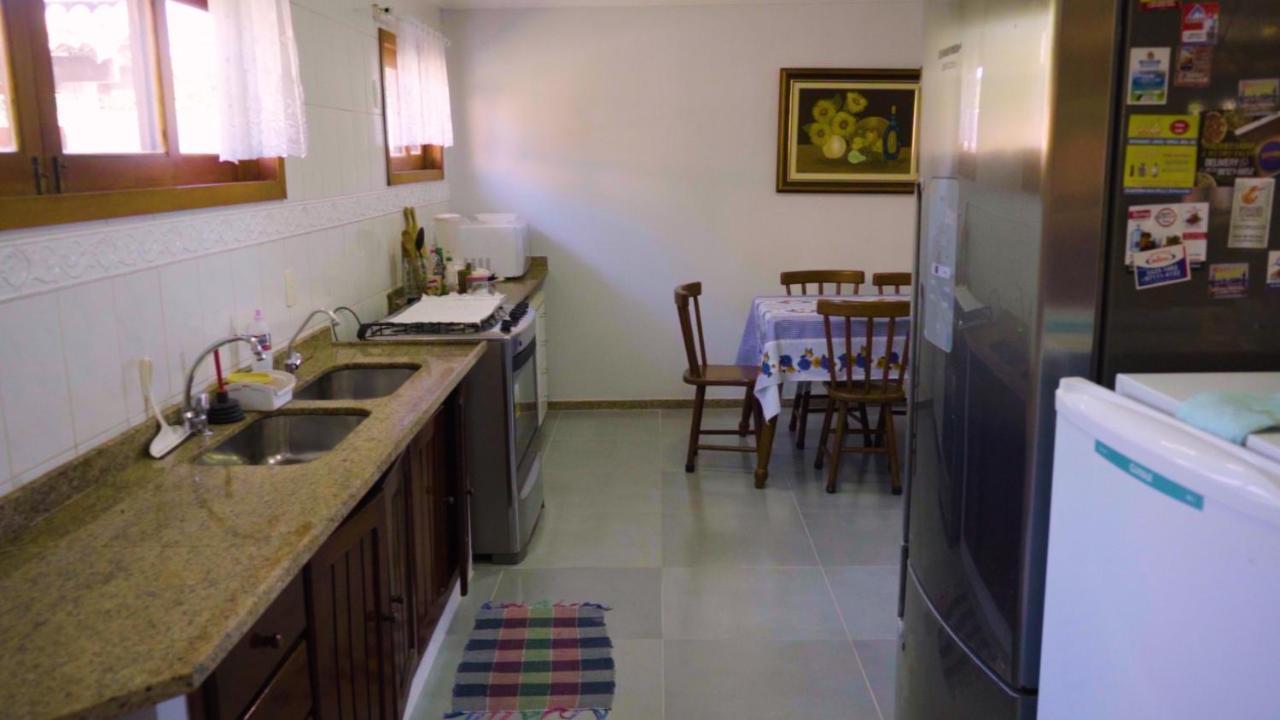 Belíssima Casa Com Extensa área Externa - Piscina, Sauna, Churrasqueira E Campo De Futebol - Com 5 Suítes E A 500 Metros Da Rua Pedras