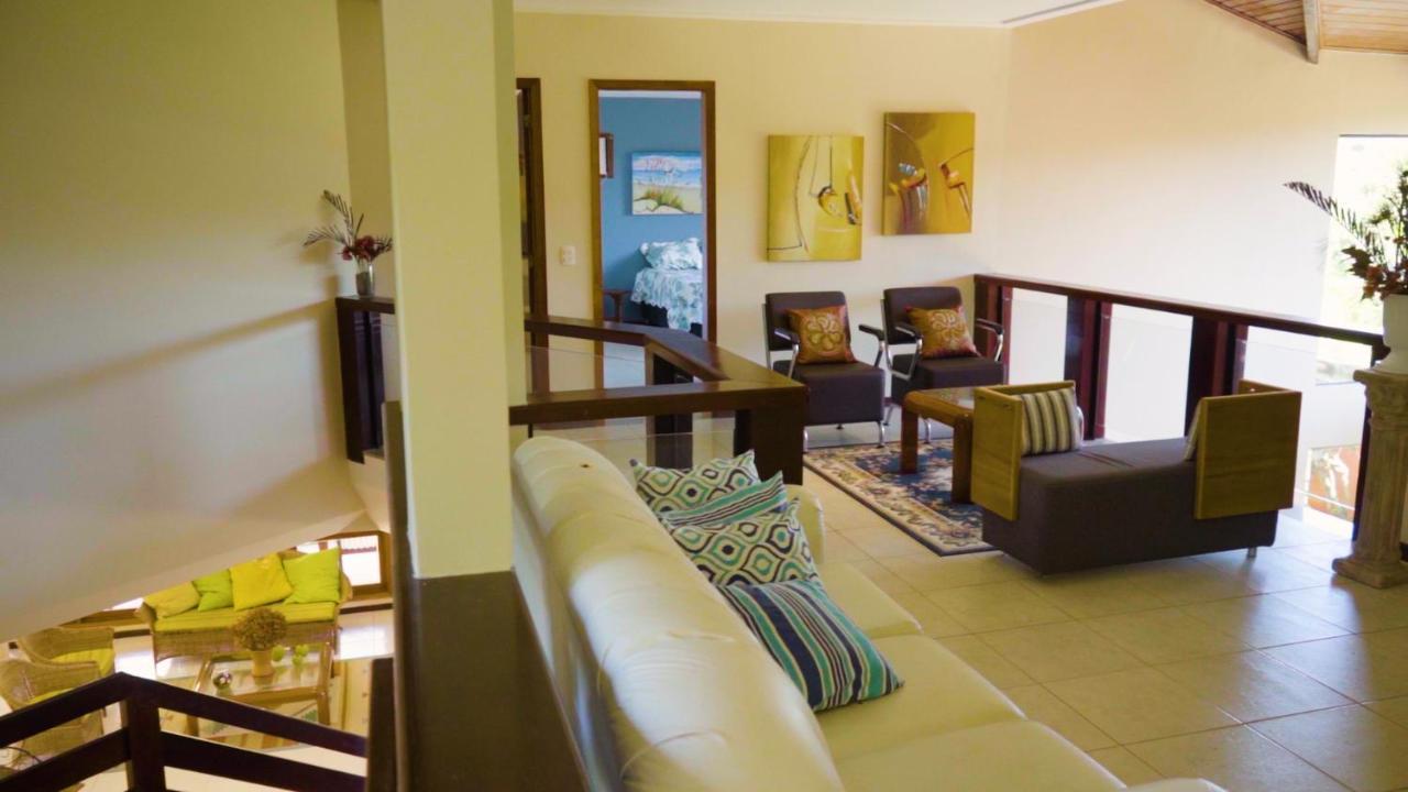 Belíssima Casa Com Extensa área Externa - Piscina, Sauna, Churrasqueira E Campo De Futebol - Com 5 Suítes E A 500 Metros Da Rua Pedras *