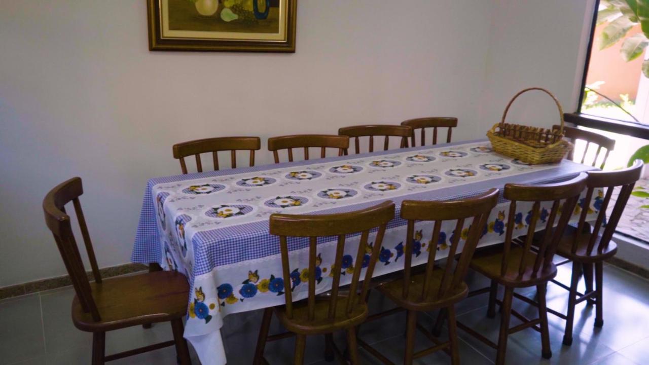 Belíssima Casa Com Extensa área Externa - Piscina, Sauna, Churrasqueira E Campo De Futebol - Com 5 Suítes E A 500 Metros Da Rua Pedras *