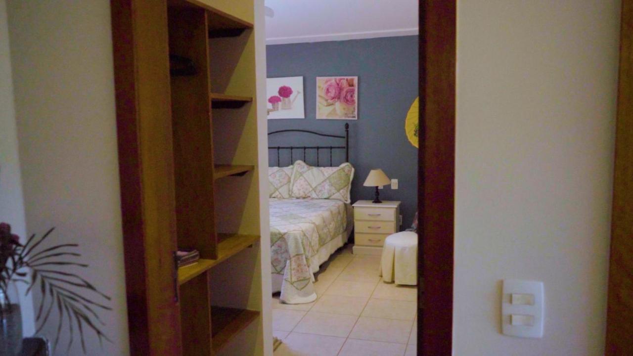 Belíssima Casa Com Extensa área Externa - Piscina, Sauna, Churrasqueira E Campo De Futebol - Com 5 Suítes E A 500 Metros Da Rua Pedras Сasa de vacaciones