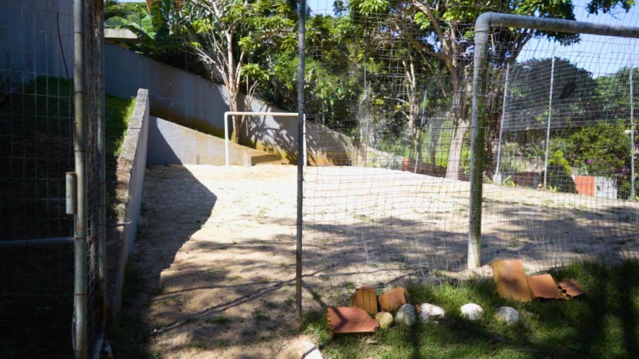 Belíssima Casa Com Extensa área Externa - Piscina, Sauna, Churrasqueira E Campo De Futebol - Com 5 Suítes E A 500 Metros Da Rua Pedras Búzios