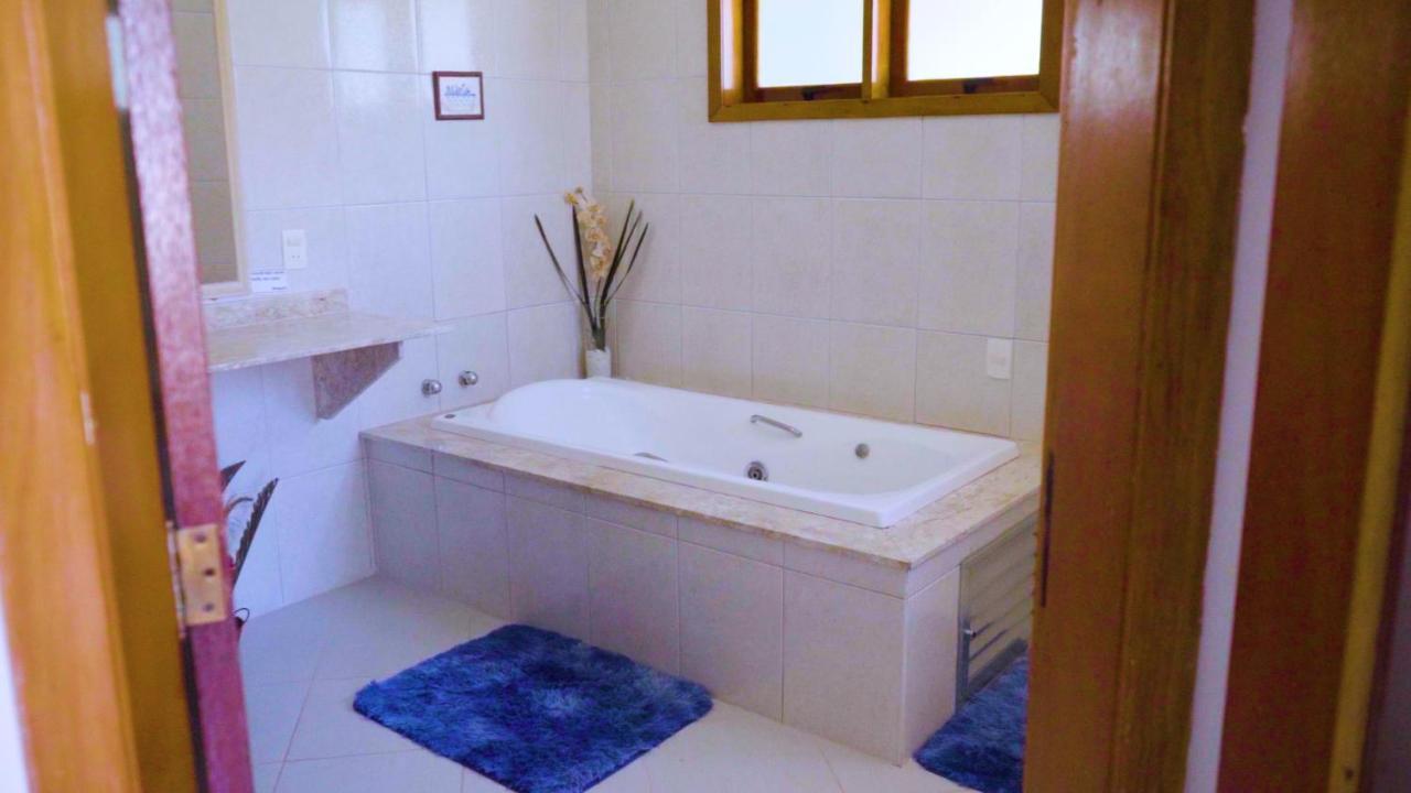 Belíssima Casa Com Extensa área Externa - Piscina, Sauna, Churrasqueira E Campo De Futebol - Com 5 Suítes E A 500 Metros Da Rua Pedras Сasa de vacaciones *