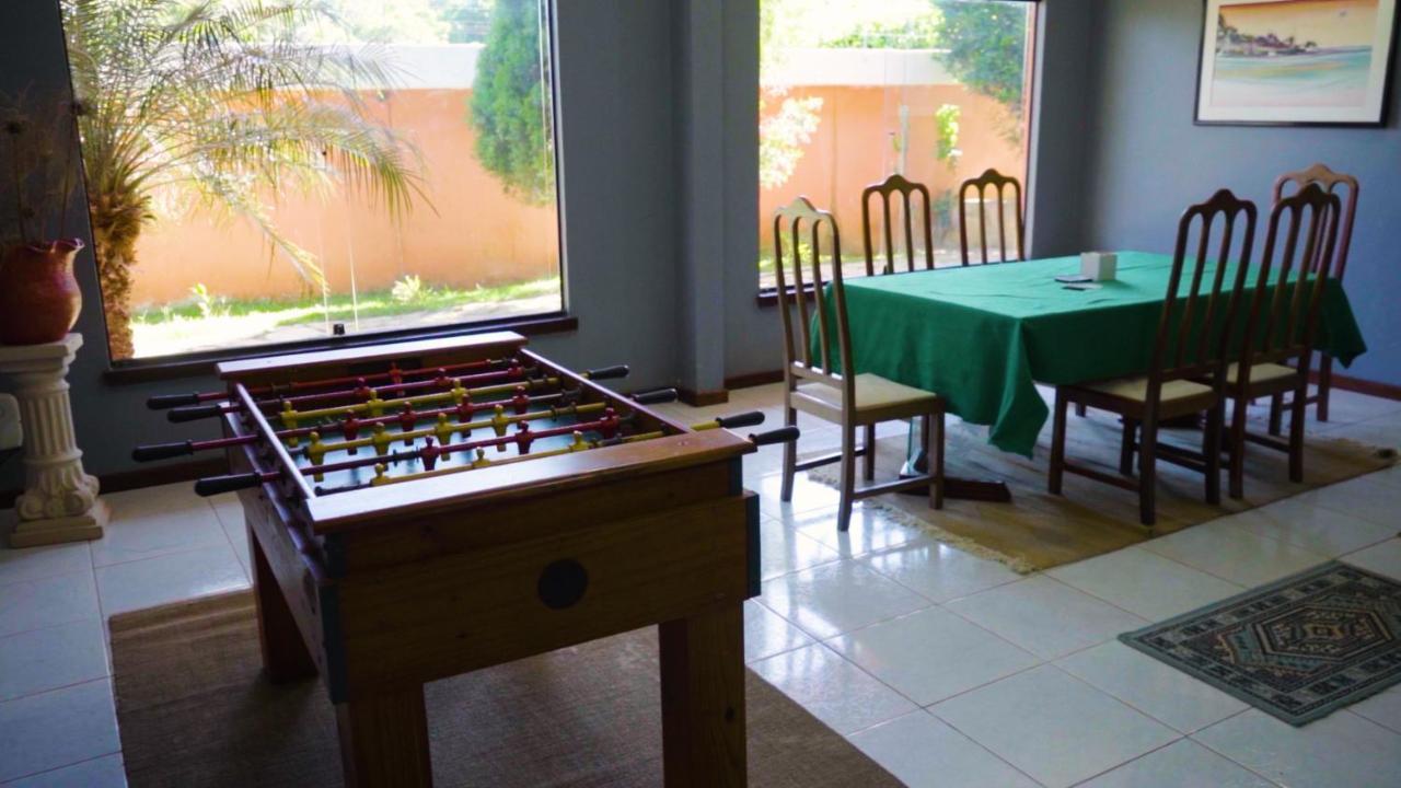 Belíssima Casa Com Extensa área Externa - Piscina, Sauna, Churrasqueira E Campo De Futebol - Com 5 Suítes E A 500 Metros Da Rua Pedras Сasa de vacaciones