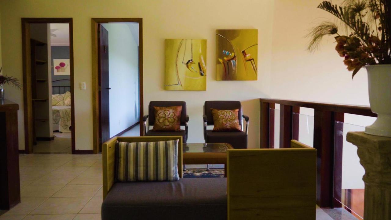 Belíssima Casa Com Extensa área Externa - Piscina, Sauna, Churrasqueira E Campo De Futebol - Com 5 Suítes E A 500 Metros Da Rua Pedras *